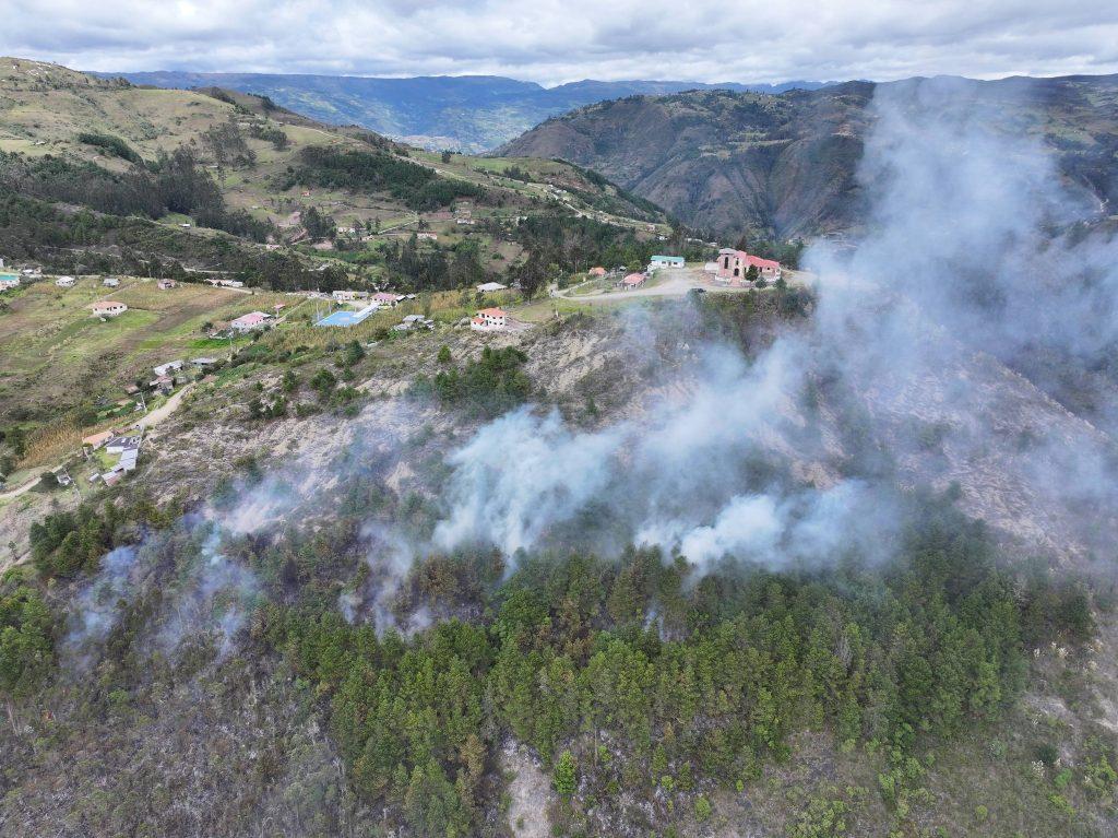 Intentan sofocar un incendio en San Cristóbal, Paute