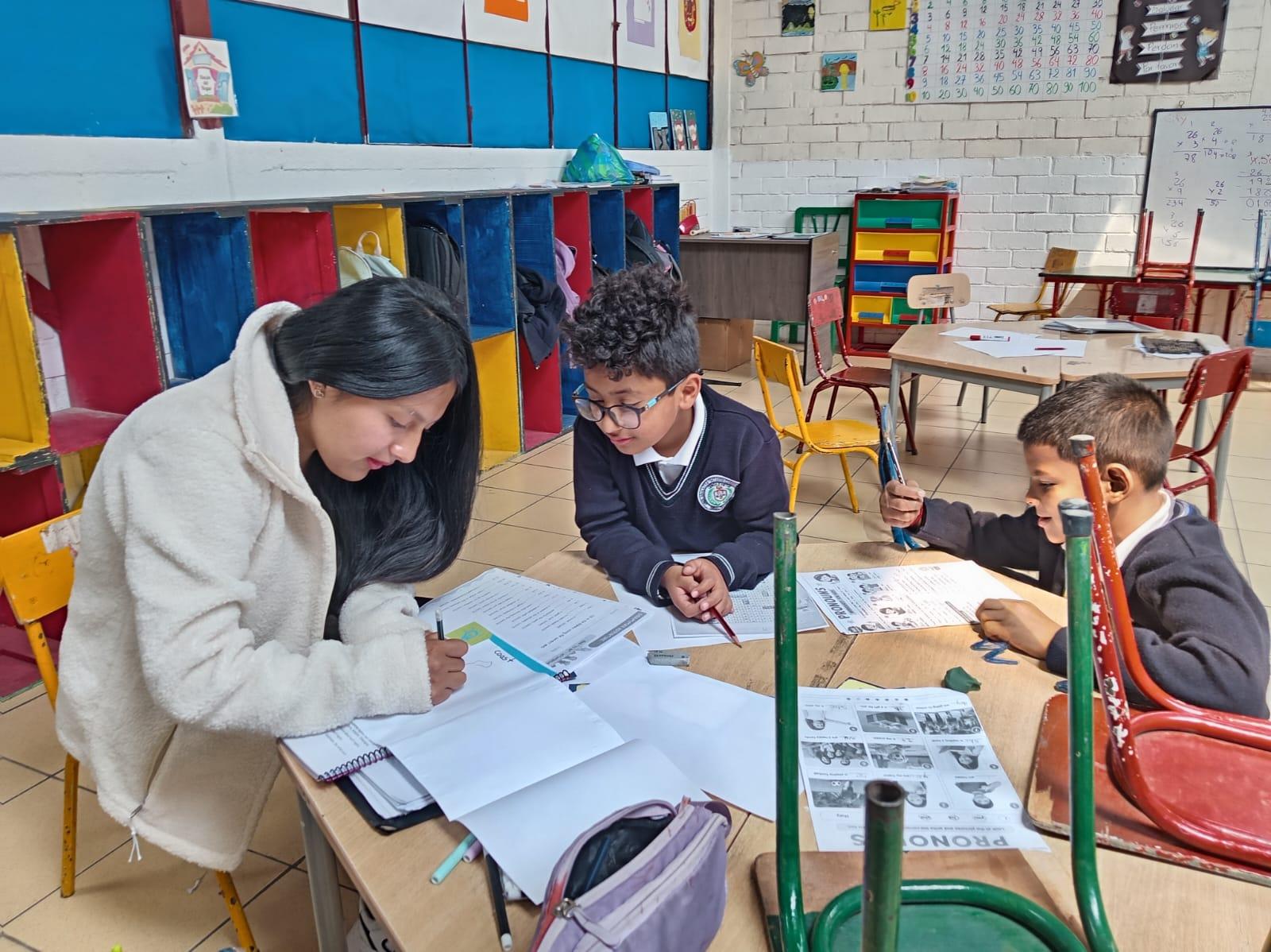 Estudiantes de la Universidad de Cuenca al servicio de la sociedad