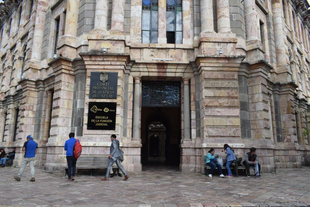 Exjuez de Cuenca sentenciado por resoluciones injustas pide beneficio legal para evitar la cárcel