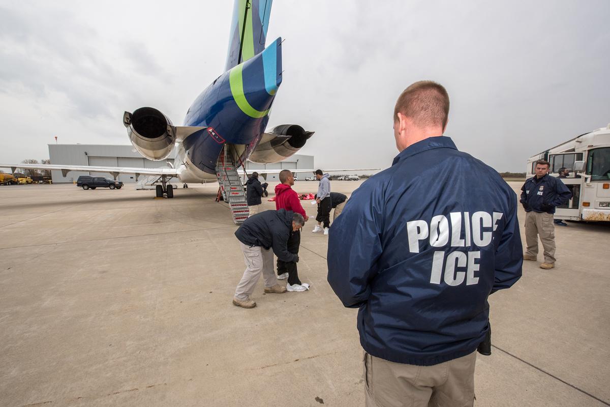 ¡EE.UU. DEPORTÓ a Migrante Ecuatoriano a África!