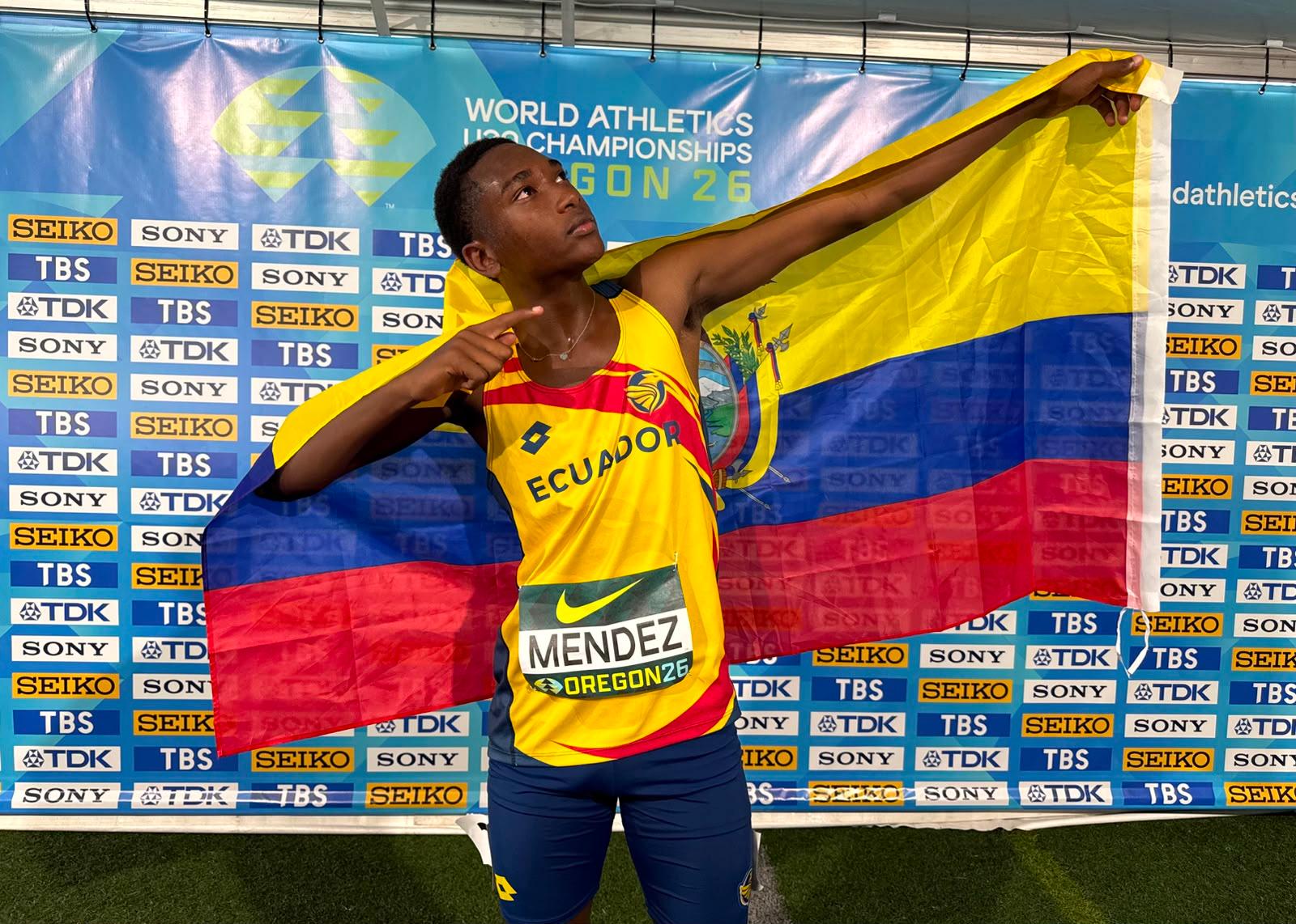 Stiven Méndez va por la final de los 400 metros con vallas