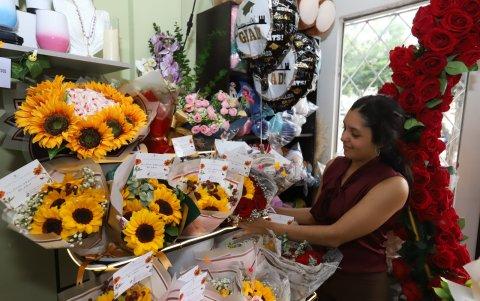 Flores amarillas iluminan Guayaquil en la víspera del 21 de septiembre