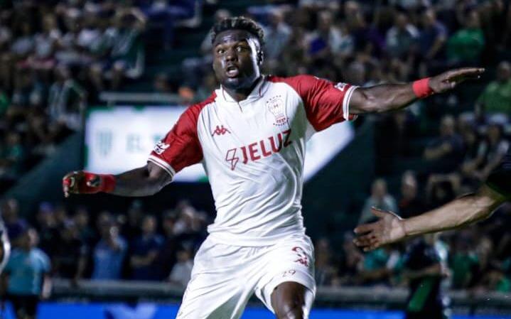 Jordy Caicedo recibió tres partidos de suspensión por su expulsión en Argentina