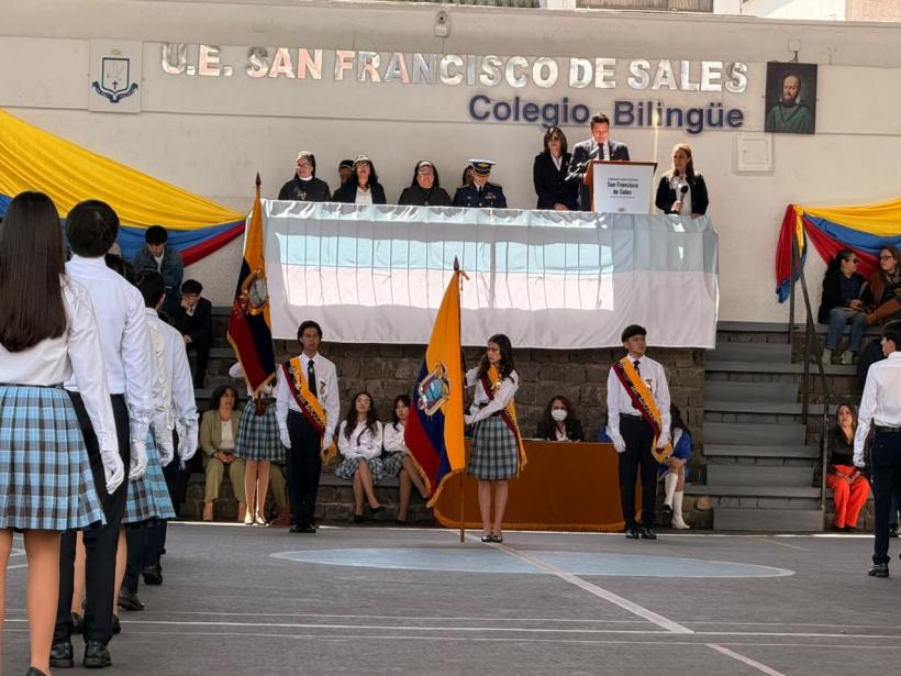 Zoe Altamirano destaca en el juramento a la bandera de Ecuador