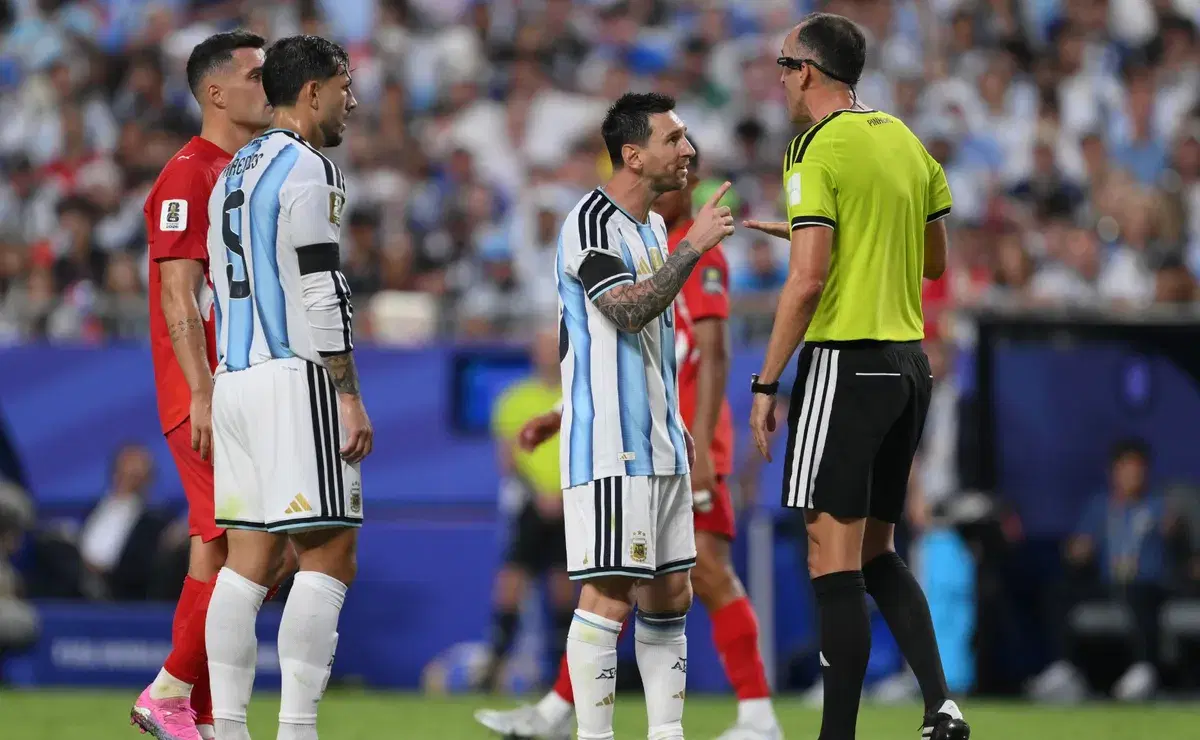 Revelan las palabras de Messi el árbitro en pleno Argentina vs. Suiza por cuartos del Mundial