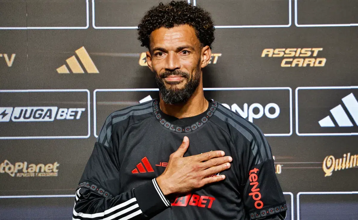 Vozinha recibe homenaje de FIFA previo a debutar en Colo Colo