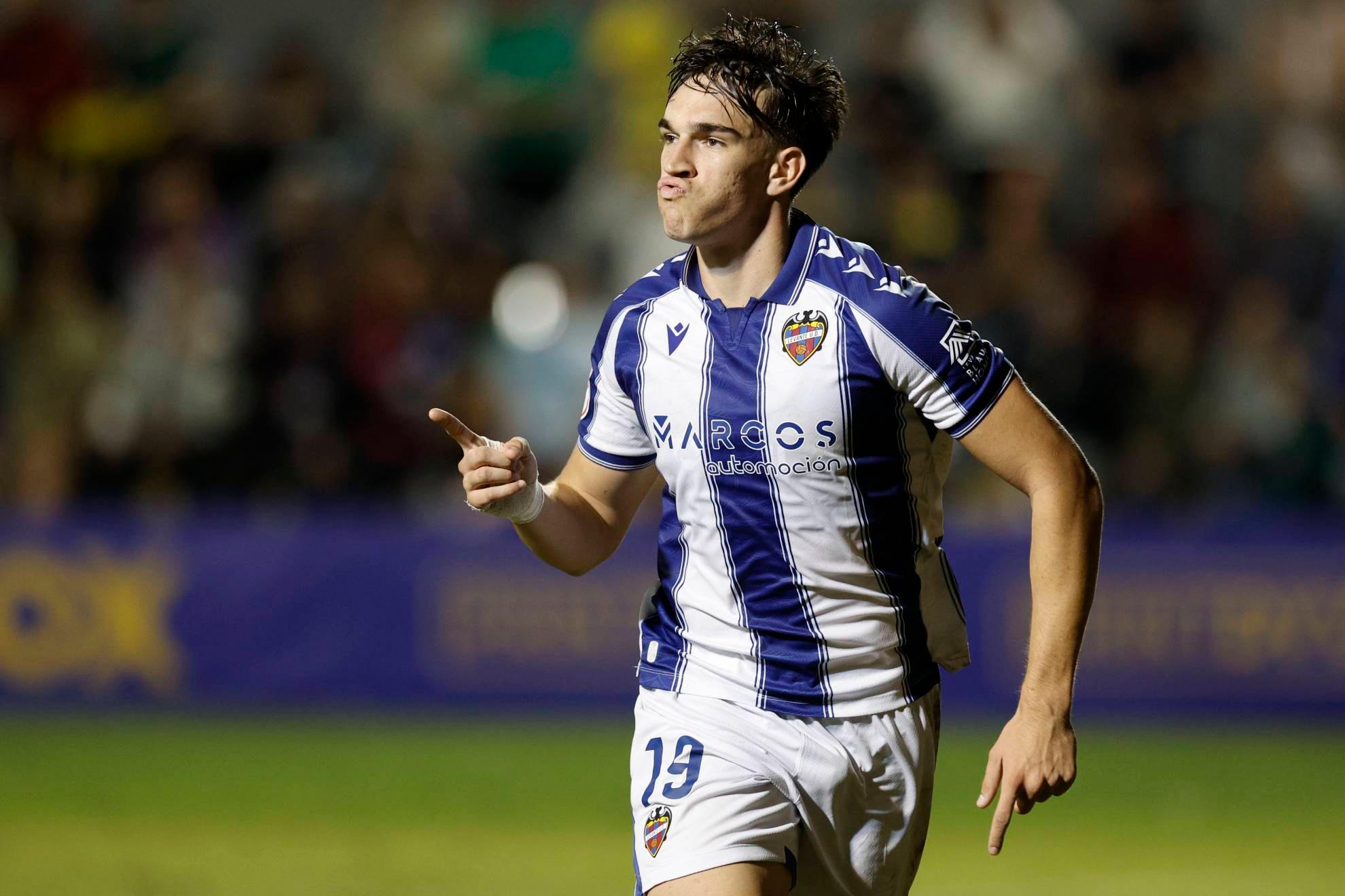 ¿Por qué Carlos Espí seguirá en Levante hasta 2028?