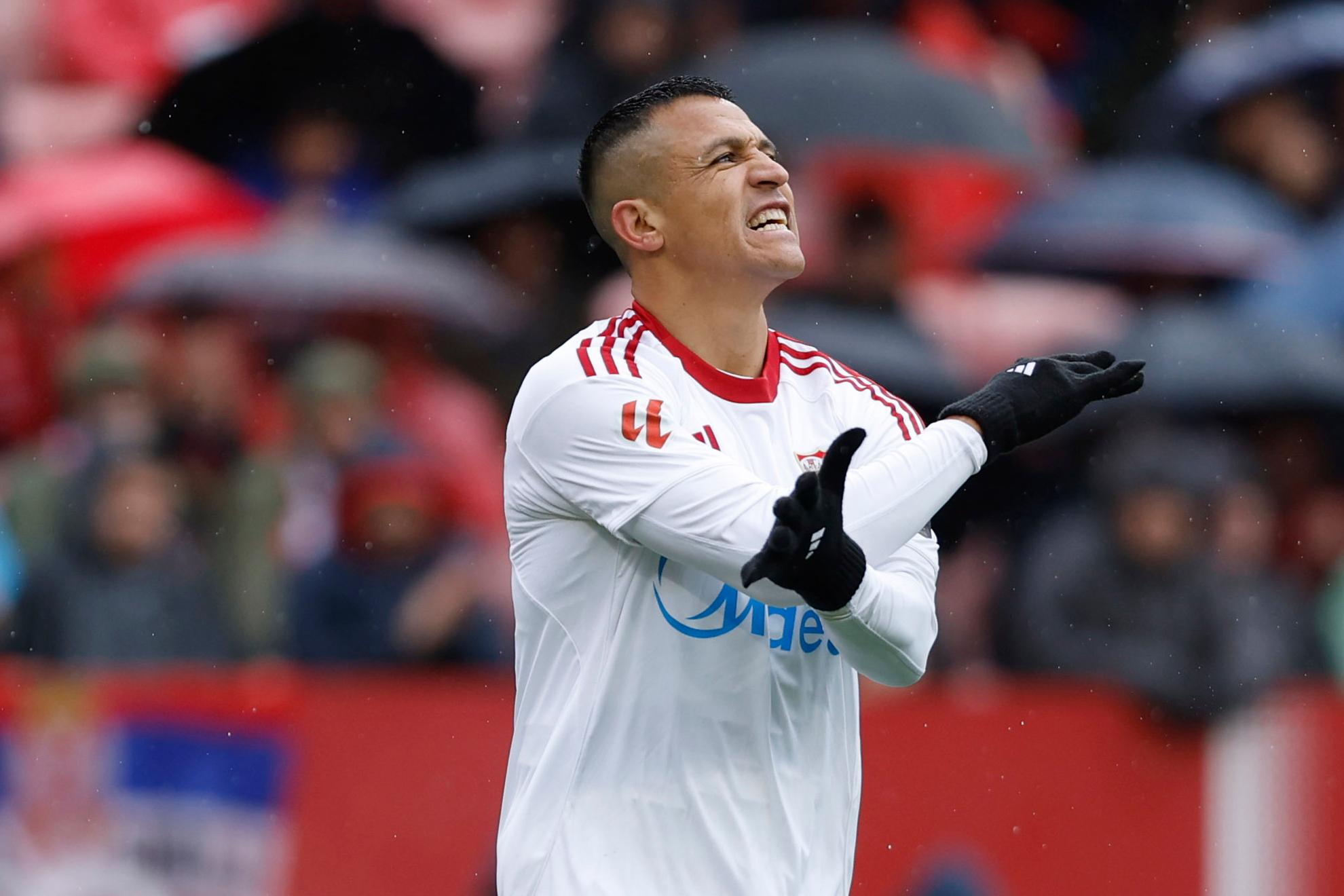 Alexis: "Le dije a Isaac si quería patear el penalti; le va a servir para aprender"