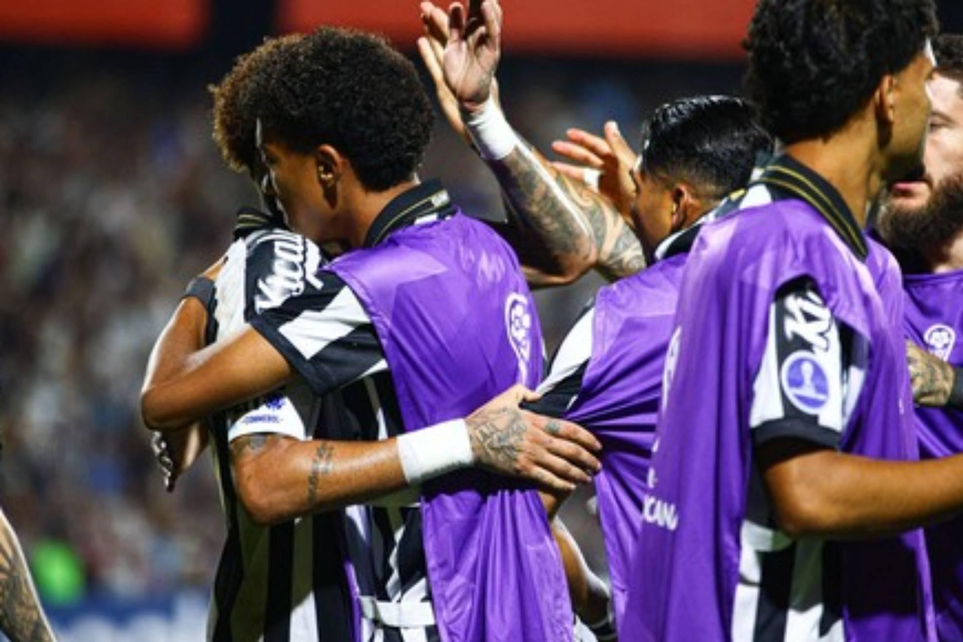 Neymar marca y se abraza al hijo de Robinho, con una cachetada, tras su denuncia por darle un bofetón