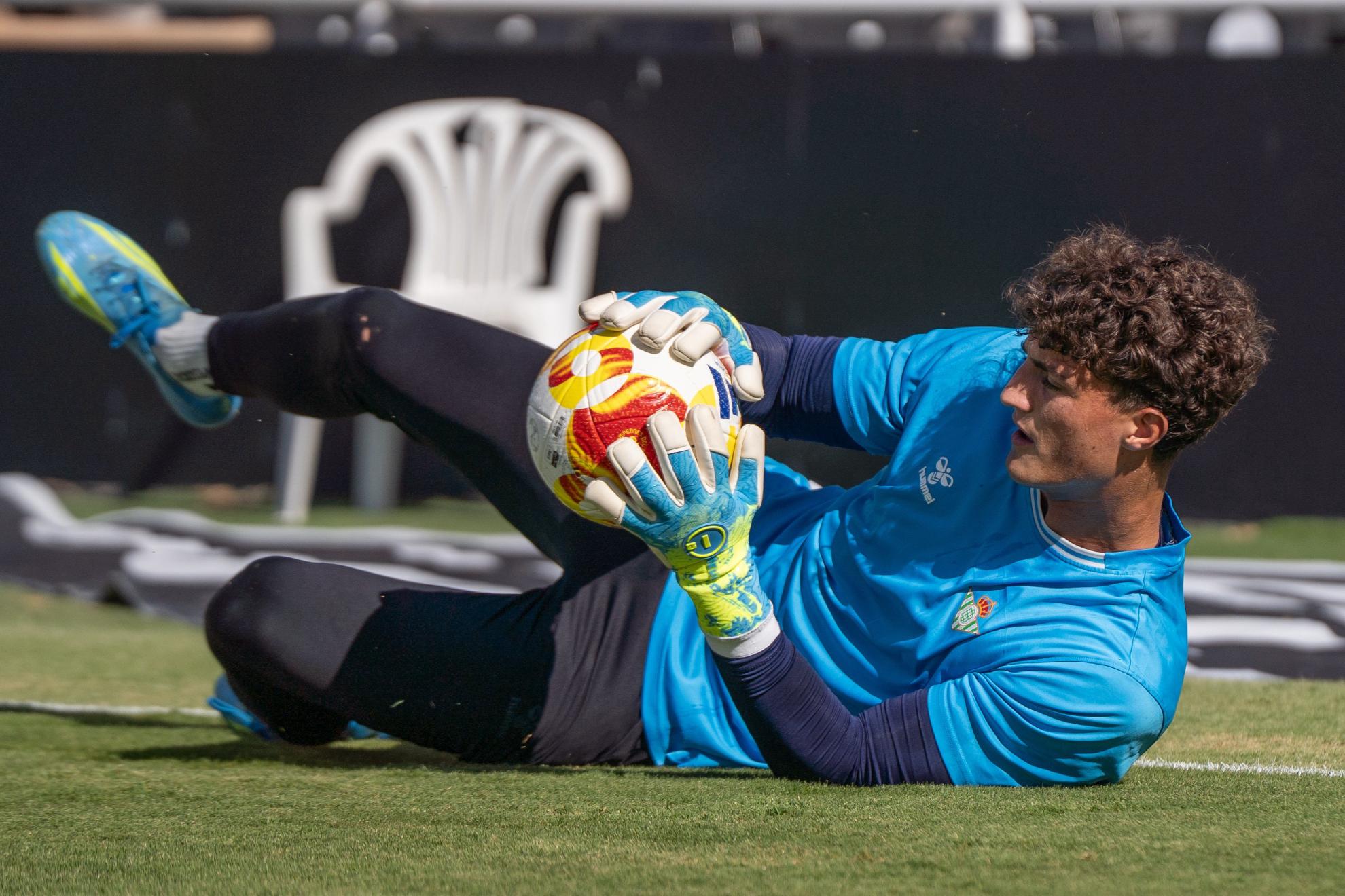 El Betis apunta a Manu González para completar la portería