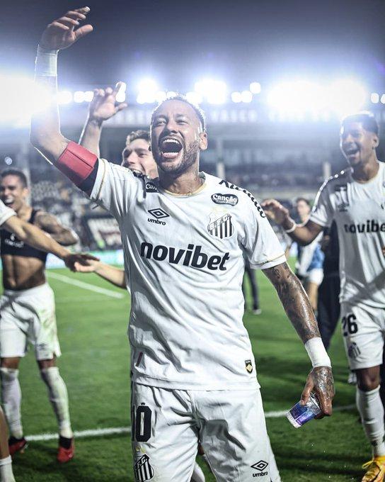Neymar es la primera víctima de una nueva norma del fútbol antidemoras: un minuto fuera del campo