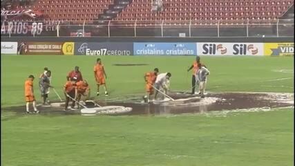 Colchones en el césped: la insólita lucha para salvar el partido entre Ituano y Santo André