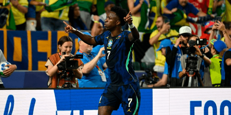 Brasil goleó 3-0 a Escocia y avanzó como líder