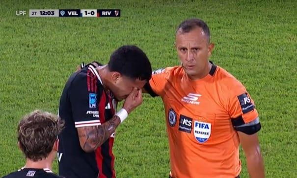 SALIÓ CON MUCHO DOLOR: Kendry Páez no logró finalizar el encuentro por una fuerte caída