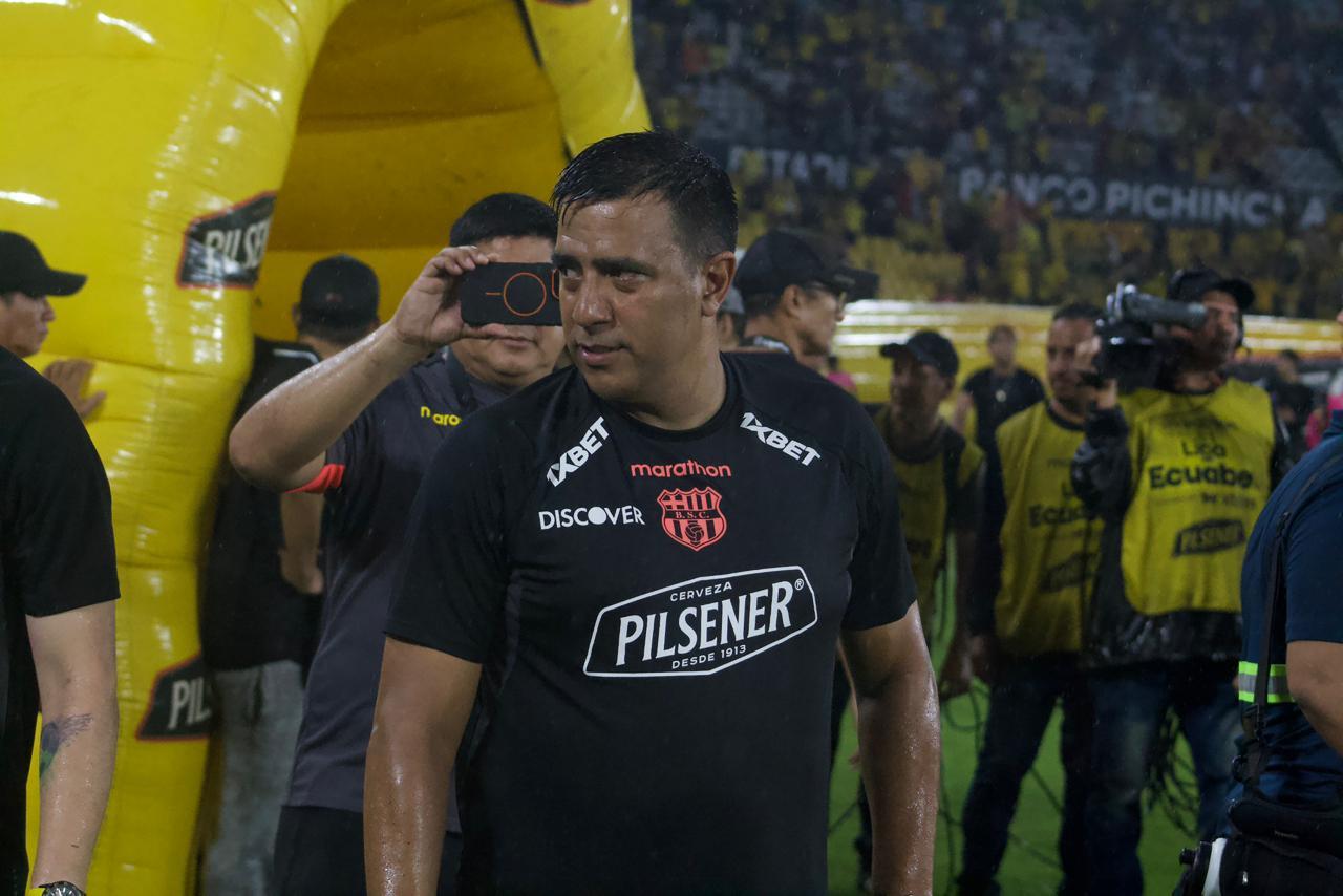 César Farías regresó y dirige entrenamientos en Barcelona SC