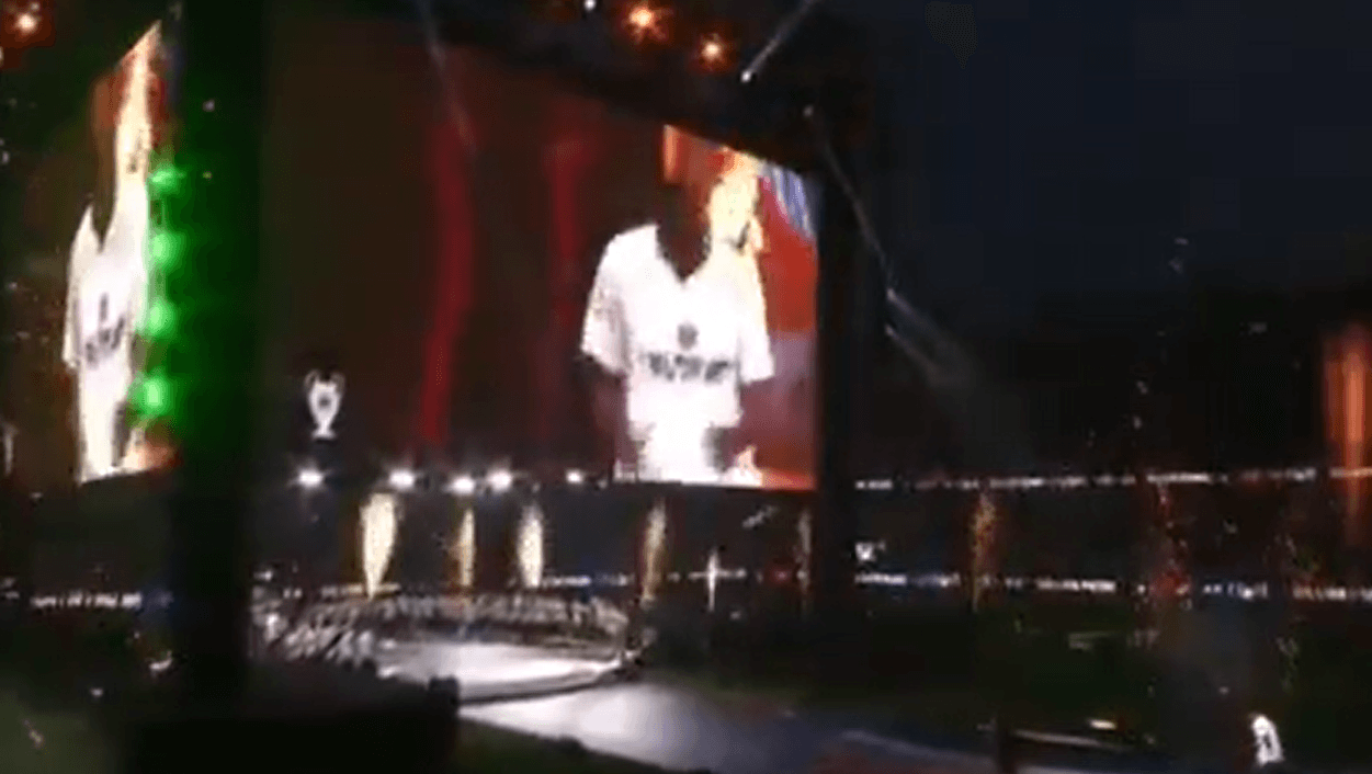 Willian Pacho celebra el bicampeonato de la Champions con el PSG