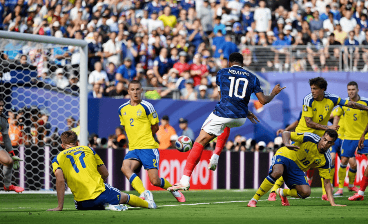 Mbappé se inventó un golazo y pone en ventaja a Francia ante Suecia