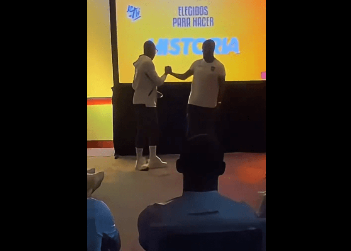 Emotivo relevo: Enner Valencia entrega capitanía a Caicedo