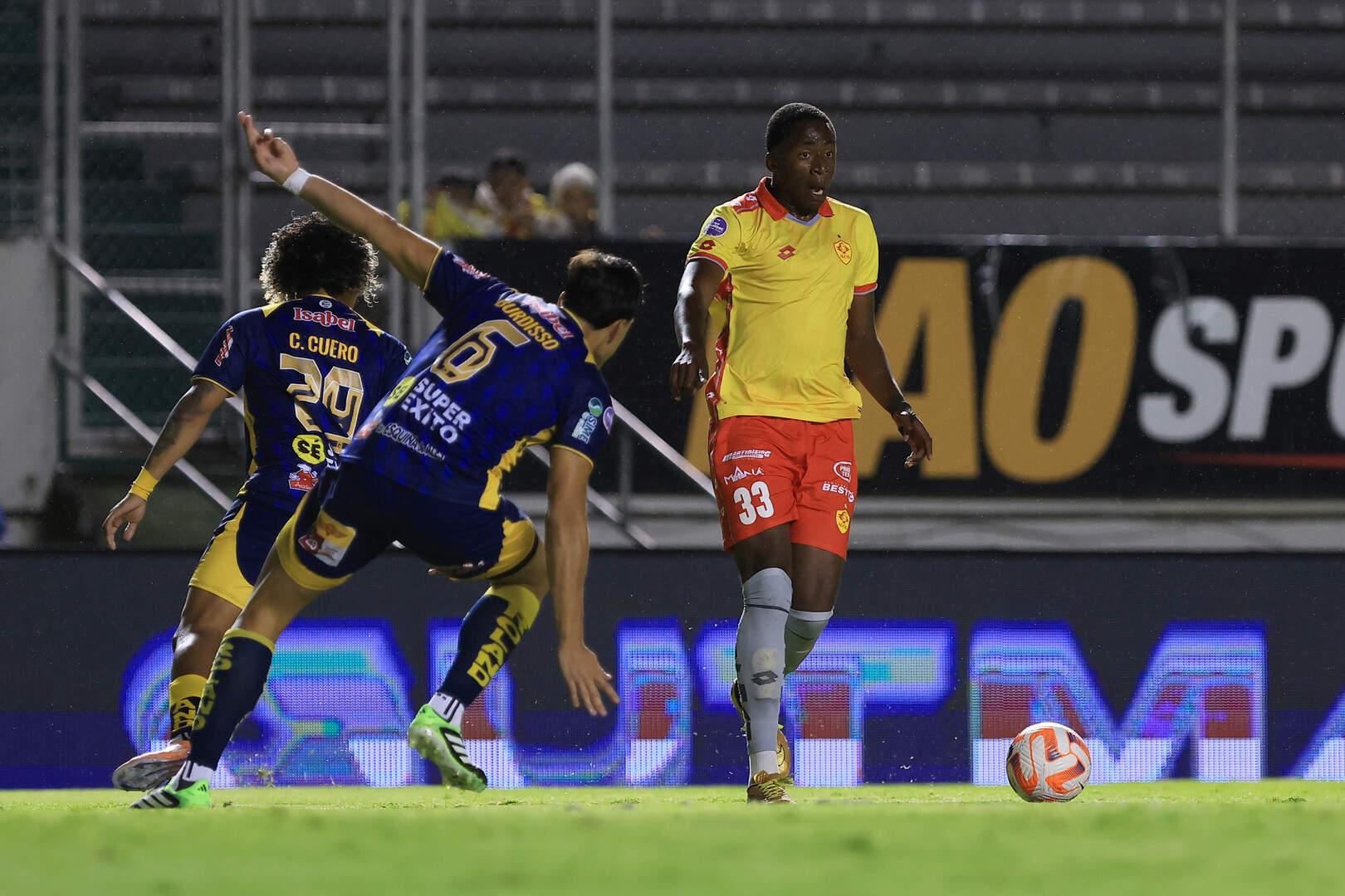 Royal Antwerp se fija en Snayder Porozo de Aucas
