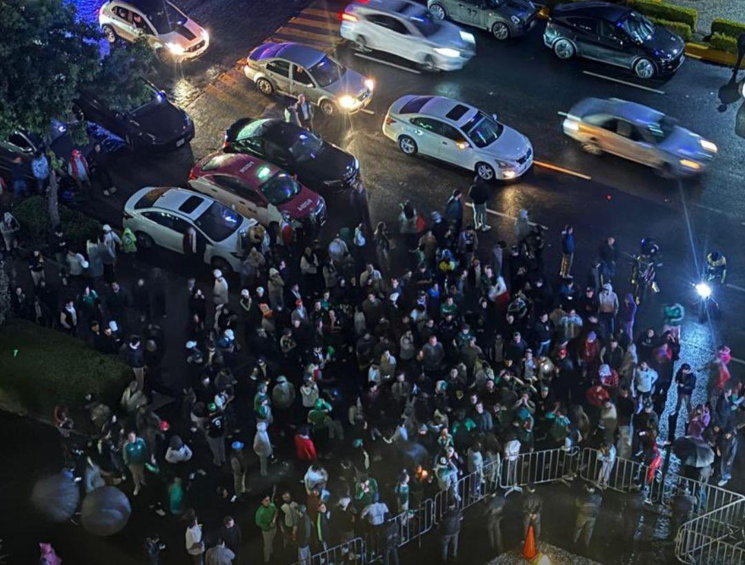 Aficionados mexicanos desatan fiesta ruidosa frente al hotel de Ecuador antes del duelo mundialista