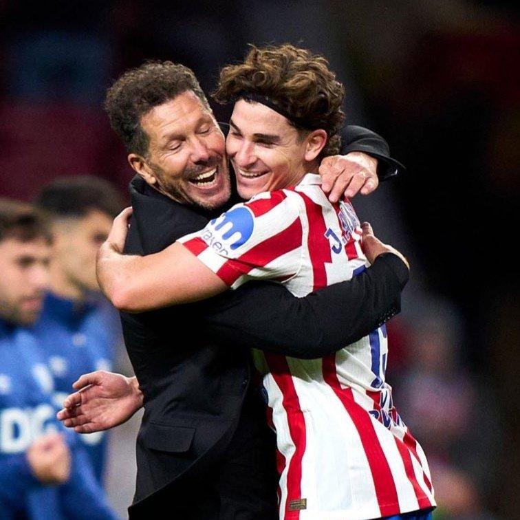 Simeone defiende a Julián Álvarez ante los insultos recibidos