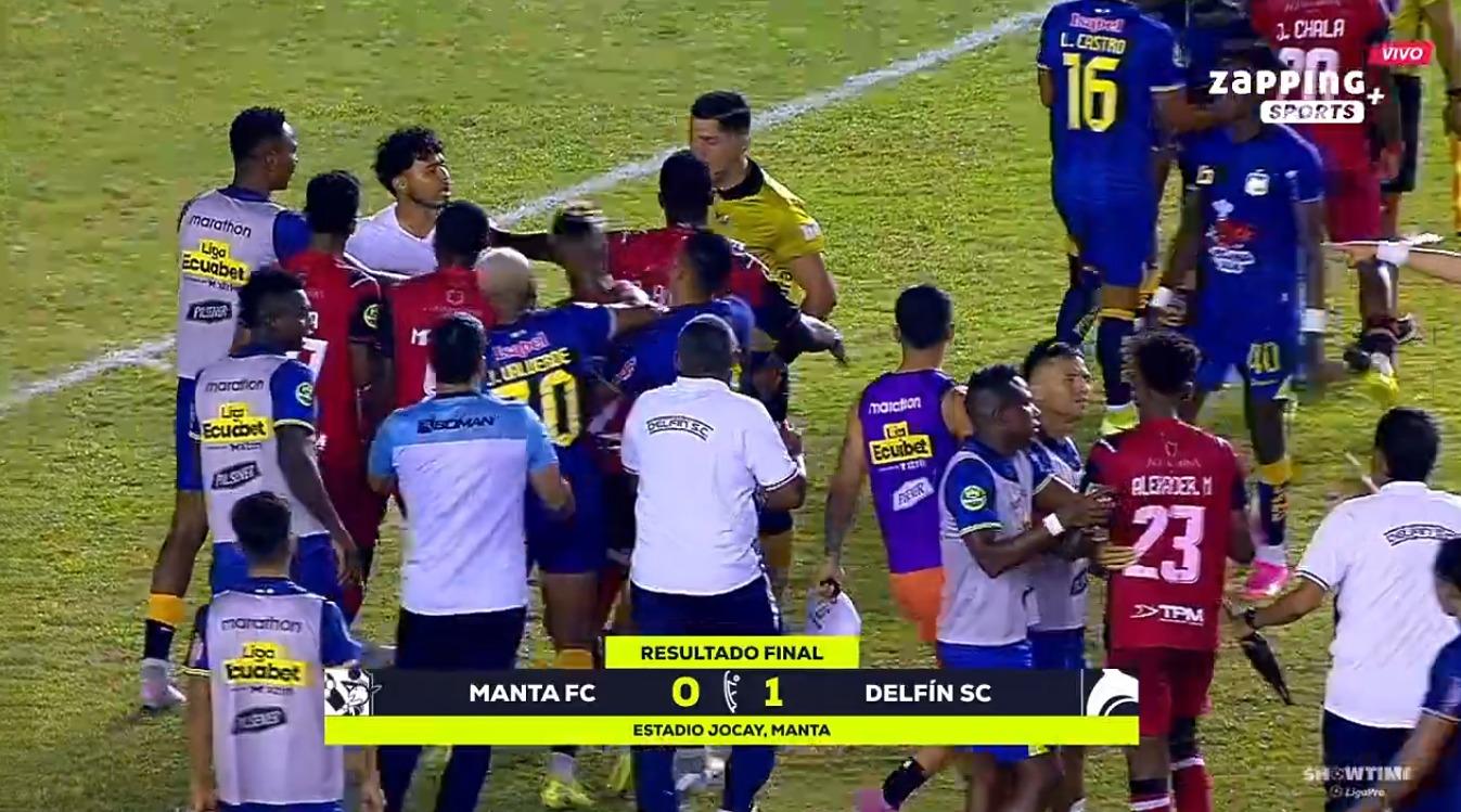 FINAL CALIENTE: El Clásico Mantense terminó en incidentes en plena cancha