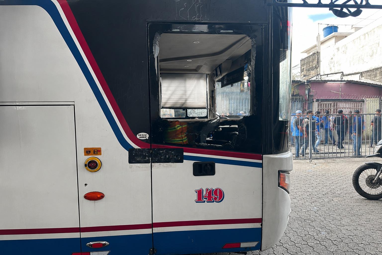 ¡HOSTIL RECIBIMIENTO! El bus de BSC fue atacado en el Capwell