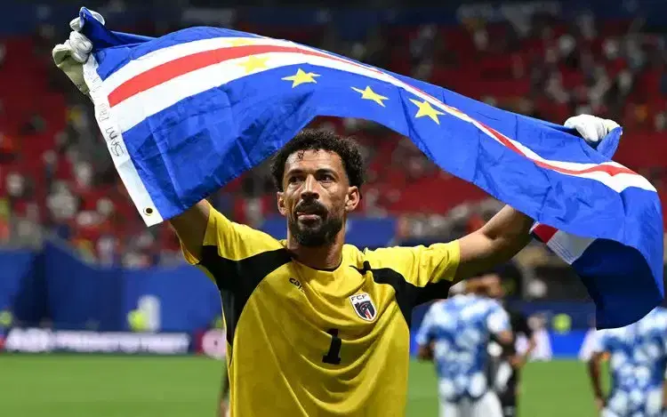Vozinha se une a Colo Colo tras brillar en el Mundial