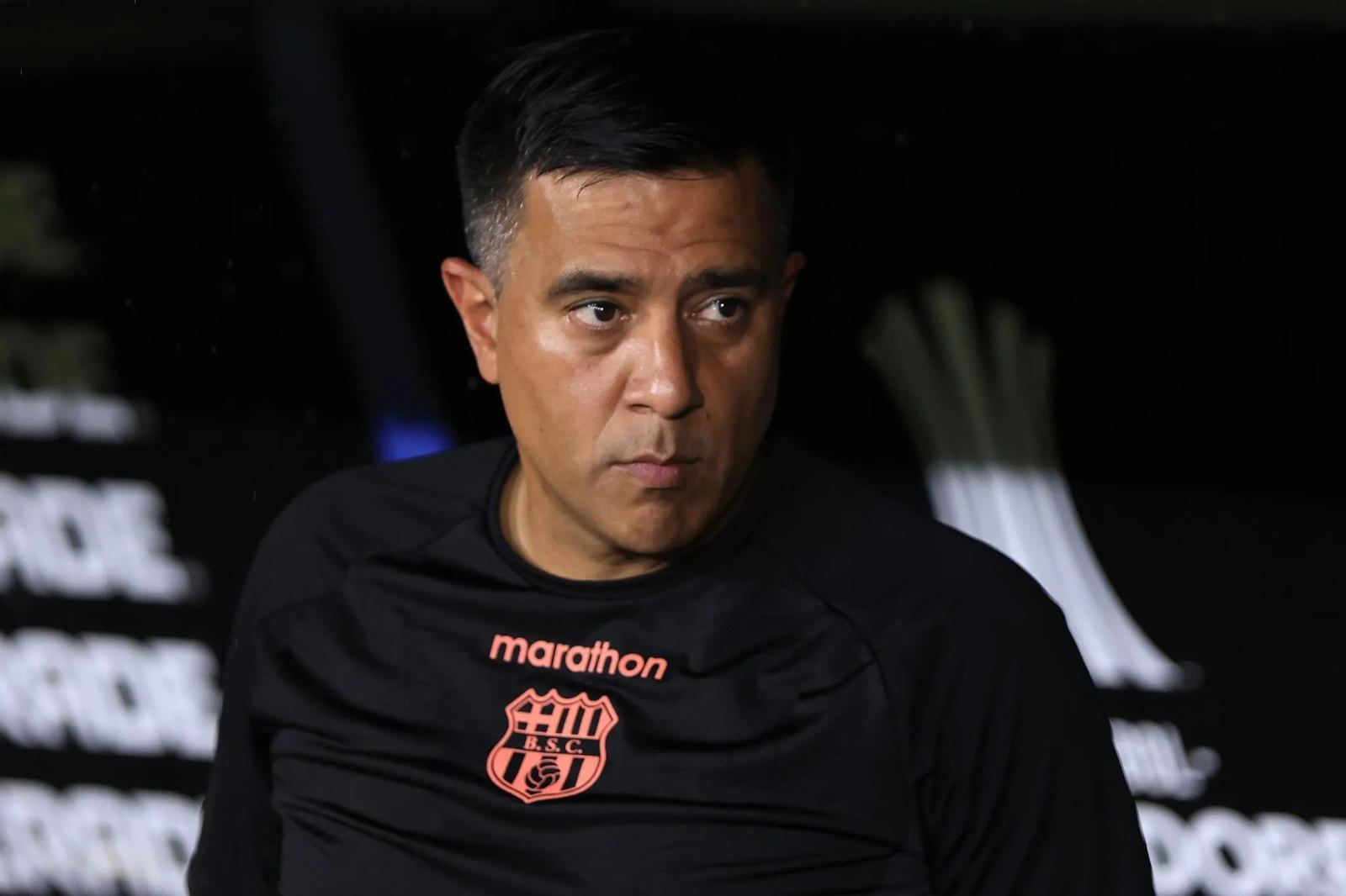 César Farías sigue siendo el director técnico de Barcelona SC mientras se define su futuro