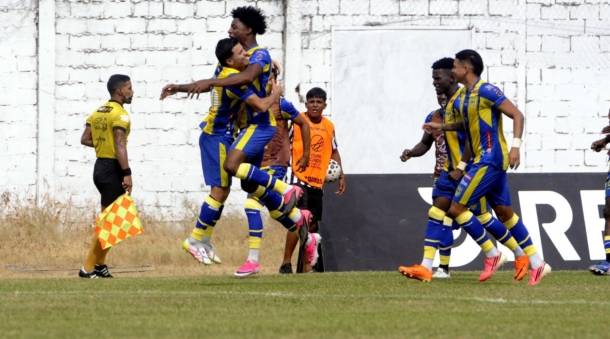 Astillero FC avanza a los cuartos de final de la Copa Ecuador tras vencer 2-0 a Daquilema FC, con goles de Roberto Valarezo y Miguel Ángel Solís.