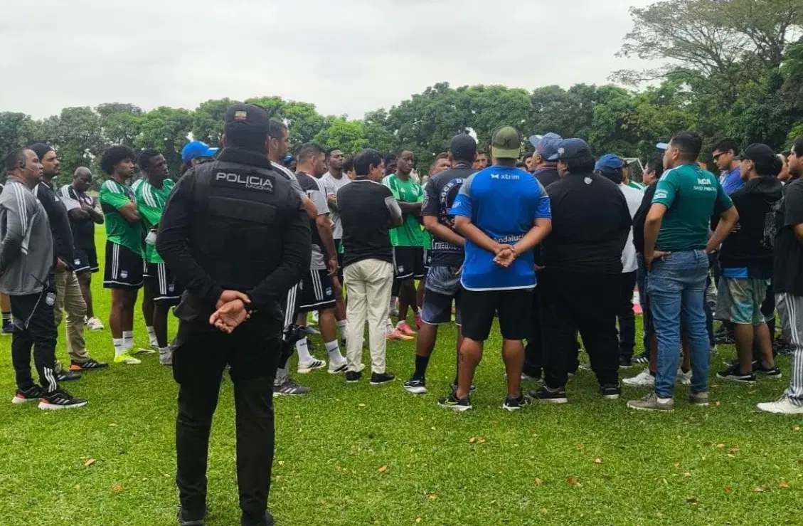 Hinchas de Emelec dialogaron con los jugadores en el Polideportivo de Los Samanes