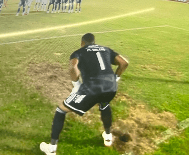 El deteriorado estado de una de las áreas del césped del Chucho Benítez llamó la atención en el Emelec-Guayaquil City
