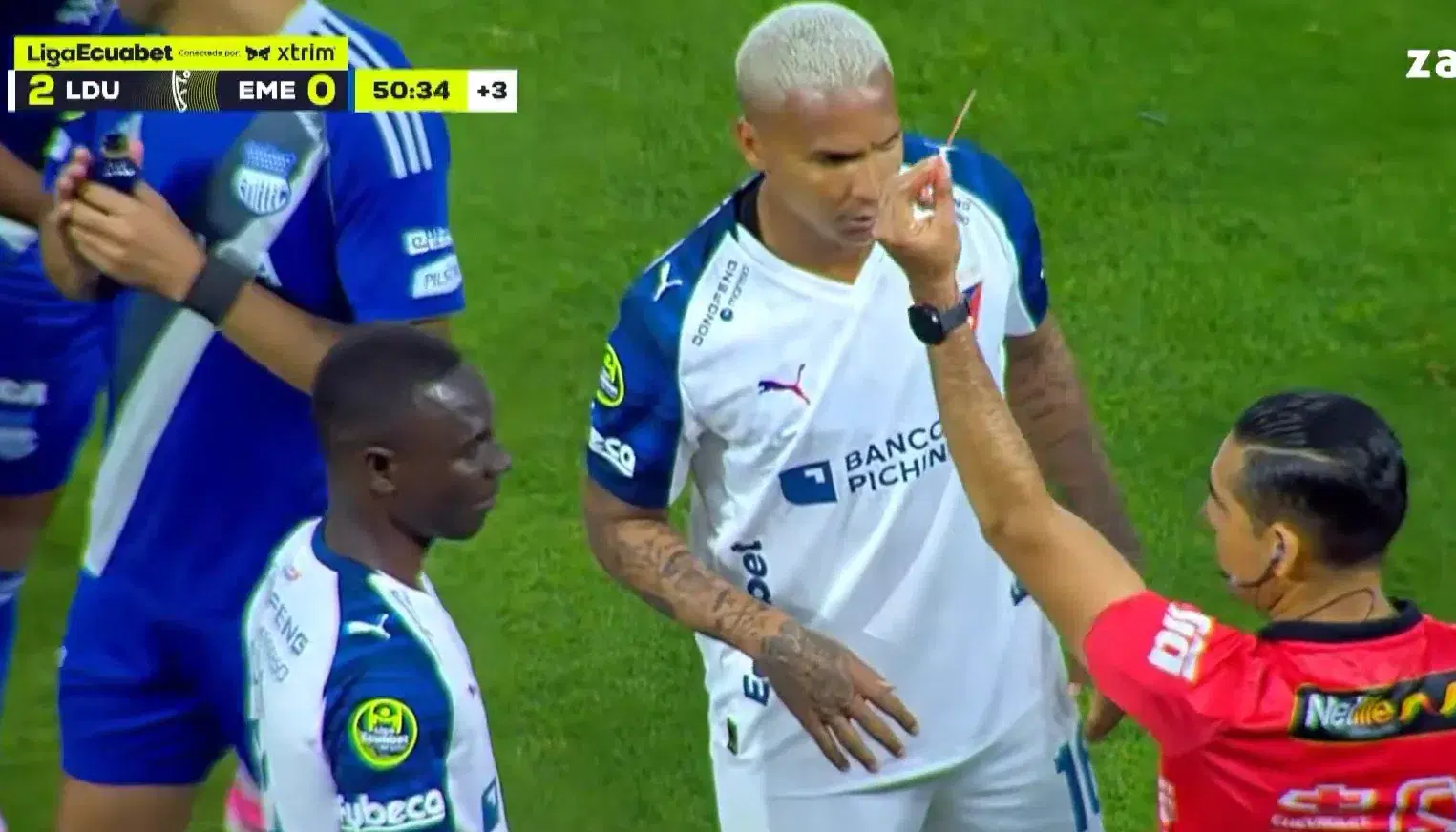 Janner Corozo fue expulsado en el partido entre Liga de Quito y Emelec tras una revisión del VAR, dejando a su equipo con diez jugadores mientras ganaban 2-0.