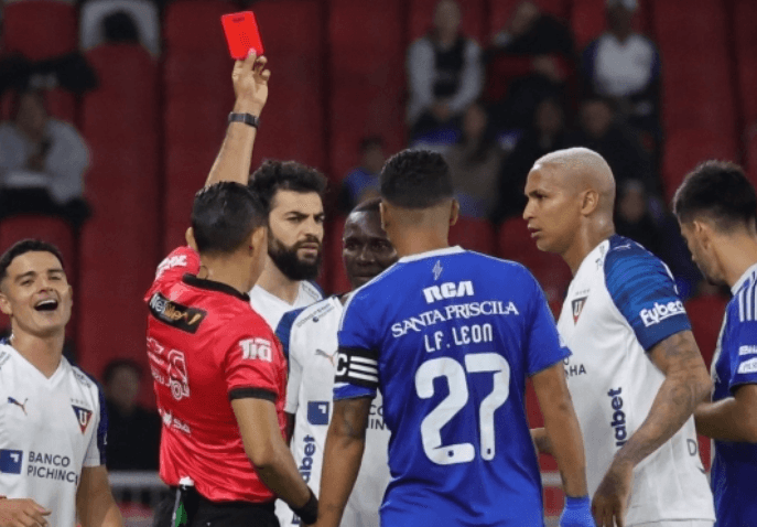 Liga de Quito acudirá a la CNA tras la expulsión de Janner Corozo ante Emelec