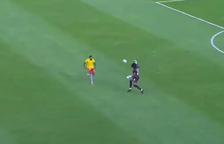 ¡QUÉ QUISISTE HACER, LEONEL! El portero de Leones regaló un gol increíble al Aucas (VIDEO)