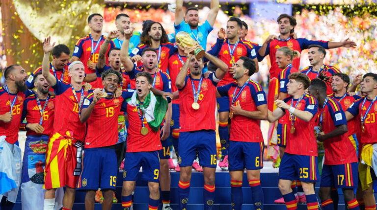 España se corona campeona del mundo bajo la emoción de De la Fuente