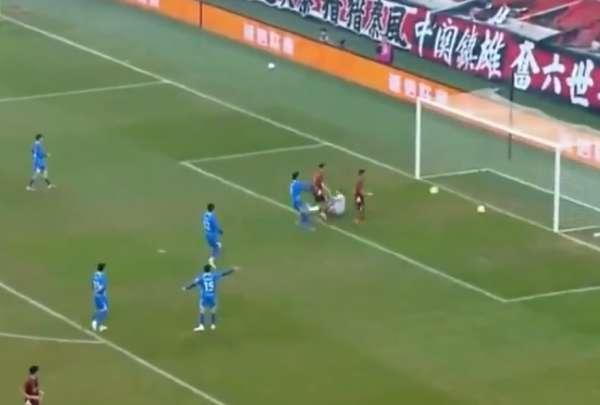 Insólito en China: dos balones en el arco simultáneamente