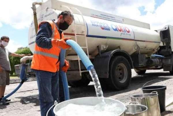 Avería en tubería matriz afecta agua en norte de Quito