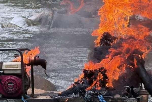 Fuerzas Armadas destruyen dragas en Chiguinda (Morona)