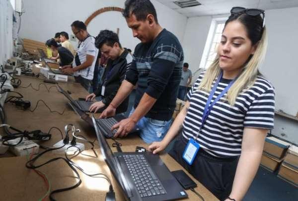 CNE distribuye kits electorales en Ecuador