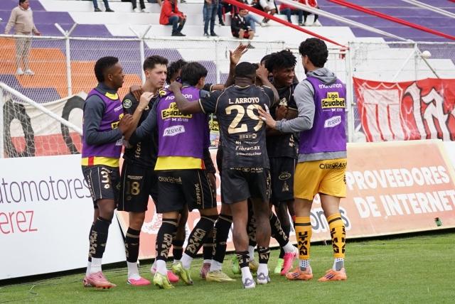 Aucas triunfa en Ambato con gol decisivo de Ayrton Preciado