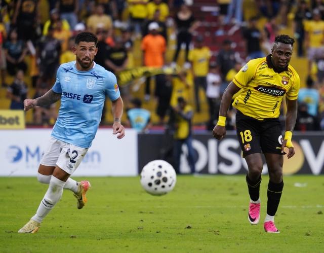Barcelona rescató un empate agónico 1-1 ante Universidad Católica