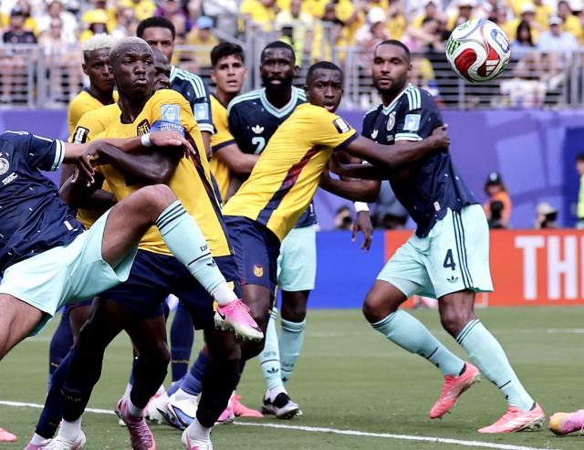 Willian Pacho destaca como capitán de La Tri y su nominación al Balón de Oro
