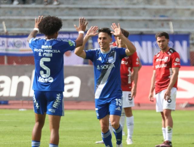 Emelec remonta a Leones y recupera terreno por el segundo puesto