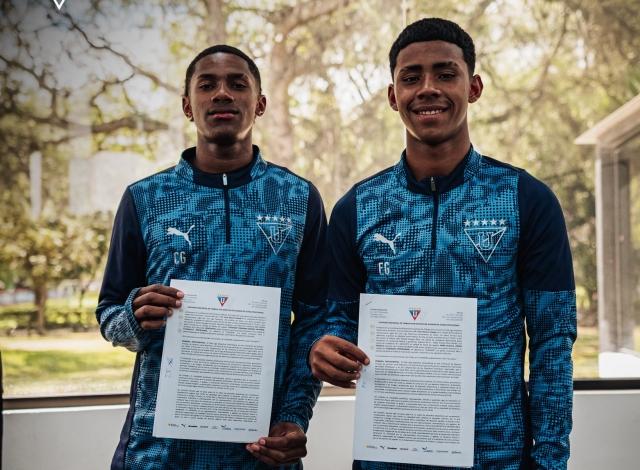 Fernando Medina y Jordin Mina firman su primer contrato profesional con Liga de Quito
