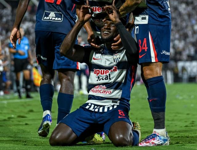 Eryc Castillo brilla con doblete en triunfo de Alianza Lima