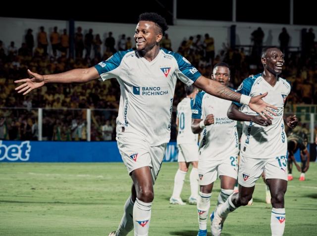 IDV y LDUQ brillan en Libertadores: Carabajal y Estrada en el once ideal