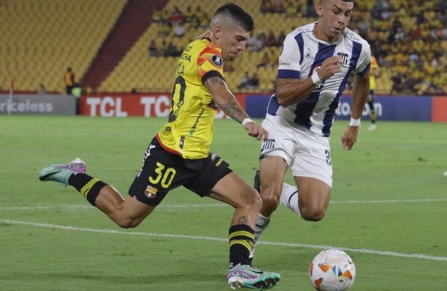 Brian Oyola vence a Barcelona SC en la FIFA y exige $292.000
