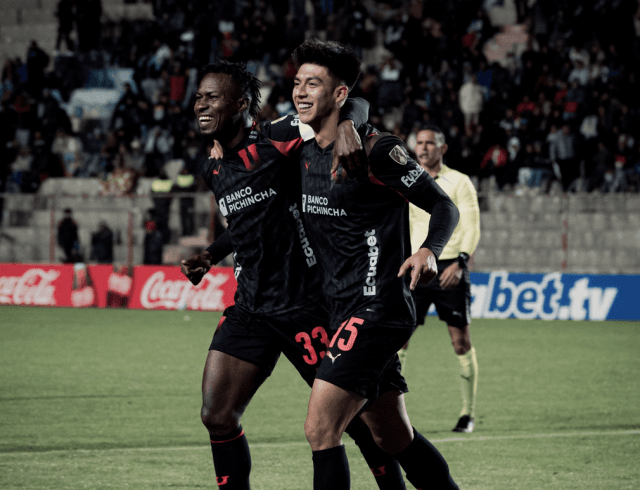 Isaac Álvarez apunta a posible salida de dos volantes en Liga