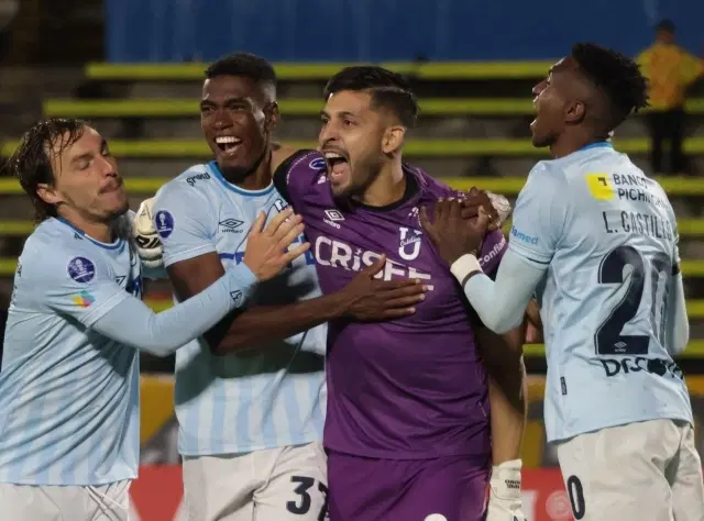 Universidad Católica cierra la fase de grupos como líder invicto tras superar a Vitoria en Sudamericana